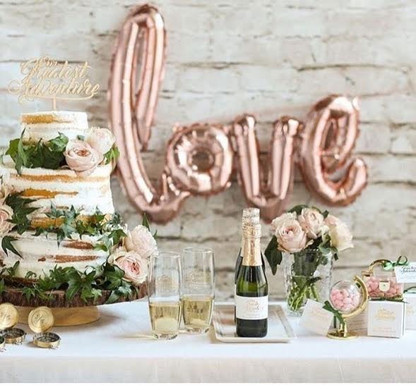 decor candy bar rose gold avec accessoire theme voyage